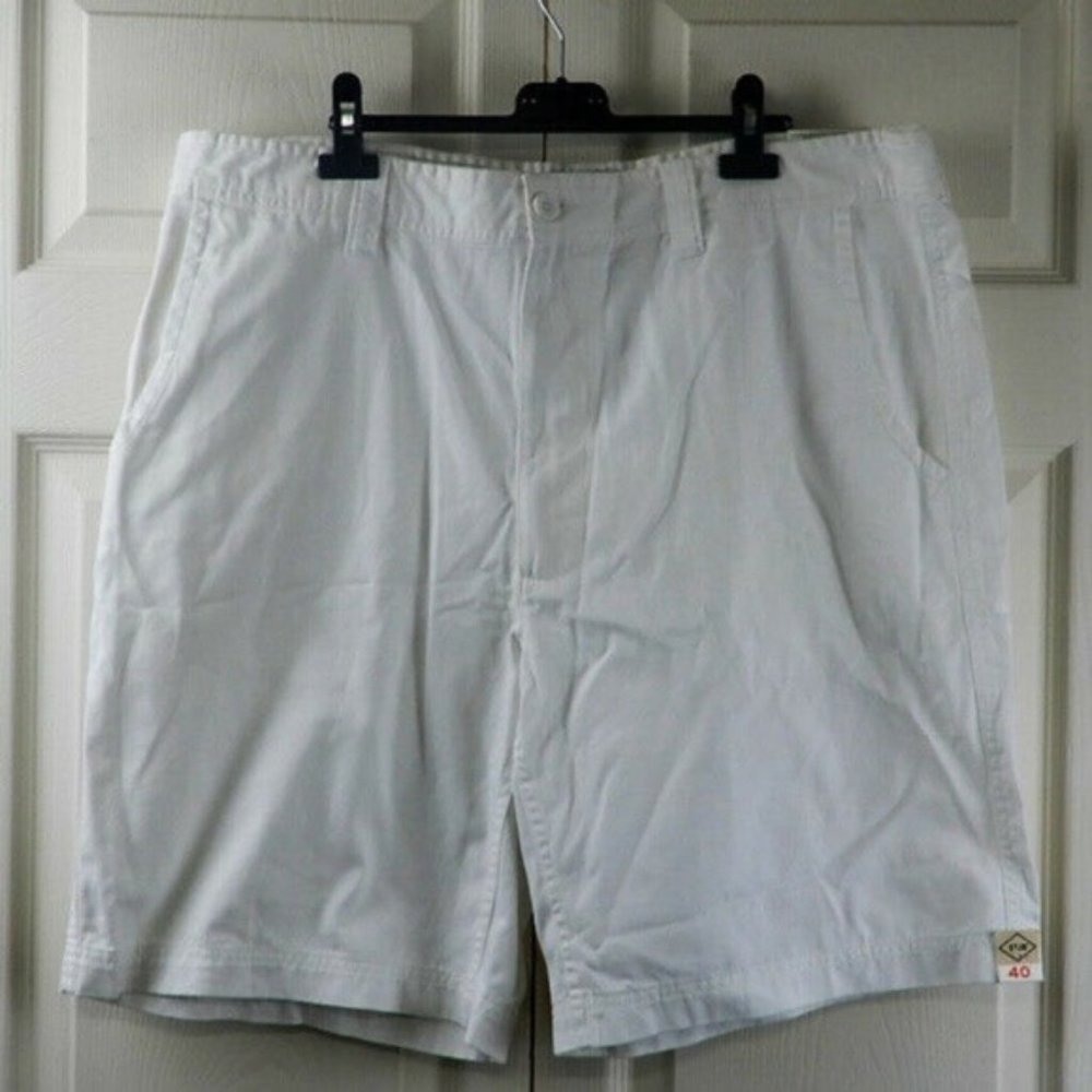 St. John’s Bay Men’s Legacy Flat Front White Shorts Size 40, I0 Inseam (S029)